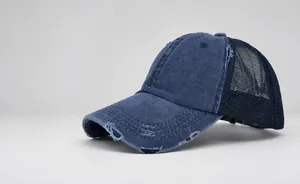 Macro-opname van de gewassen denim trucker pet met ademend mesh en een distressed vintage rand