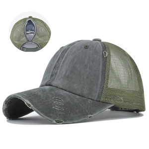 Detail der distressed Pferdeschwanz-Baseballkappe mit grauem Canvas und grünem Netz