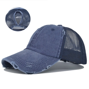 Detail der Pferdeschwanz-Öffnung und gewaschenen Denim-Textur der blauen Mesh-Cap