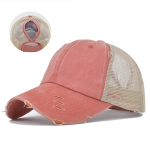 Detailansicht der rosa Ponytail-Baseballkappe mit Distressed-Finish und Netzrücken
