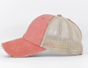 Detail der rosa gewaschenen Baumwoll-Pferdeschwanz-Cap mit Distressed-Mesh-Design
