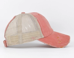 Seitenansicht der Ponytail-Cap mit Vintage-Waschung und Mesh-Rückseite im Used-Look