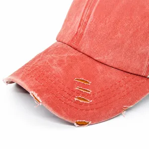 Detailopname van de versleten rand van een gewassen katoenen paardenstaart baseballpet