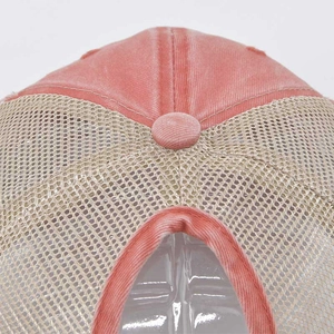 Detailansicht der Vintage-Baseballkappe in Korallenrosa mit atmungsaktivem Mesh-Gewebe