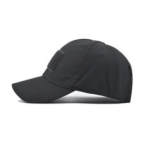 Détail de la casquette tactique noire en ripstop montrant le patch velcro et la texture mesh
