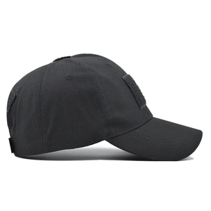 Vue latérale détaillée d'une casquette tactique noire en ripstop avec panneaux auto-agrippants