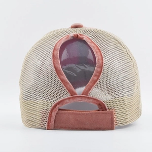 Ademende mesh paardenstaart baseballpet in beige en steenrood met verstelbare riem