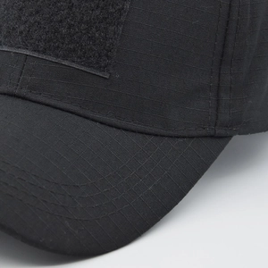 Détail du tissu ripstop et de la zone velcro sur la casquette de baseball tactique noire