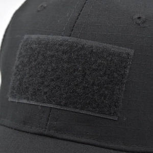 Détail macro de la casquette tactique noire ripstop avec zone velcro pour patch