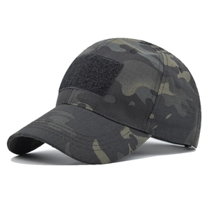 Détail de la casquette de baseball camouflage tactique avec zone velcro sur le devant