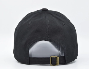 Detail der schwarzen taktischen Baseballkappe mit verstellbarem Riemen und bronzener Schnalle