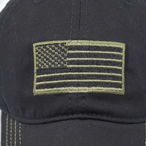 Detaillierte Nahaufnahme der taktischen schwarzen Baseballkappe mit grüner USA-Stickerei