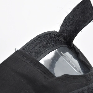 Détail de la casquette camouflage noire montrant le velcro et la fenêtre en plastique clair