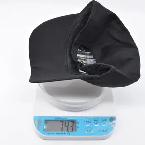 Affichage du poids de 74,3g pour une casquette de baseball tactique noire sur balance