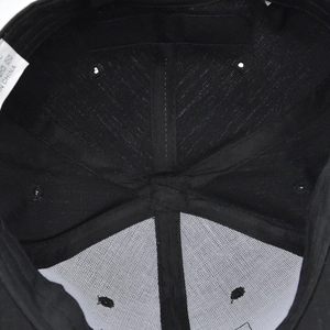 Vue détaillée de l'intérieur de la casquette de baseball avec filet blanc et étiquette