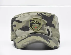 Detaillierte 360-Grad-Frontansicht der Tarnkappe mit Adler-Schild-Stickerei