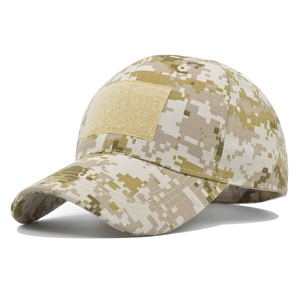 Détail d'une casquette tactique camouflage avec patch velcro et texture tissu indéchirable