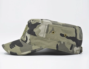 Detaillierte Seitenansicht der Militär-Camo-Kappe mit Metallösen und verstellbarem Verschluss