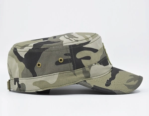 Detailansicht der Woodland-Camouflage Patrouillenmütze mit seitlichen Metallösen und verstellbarer Schnalle