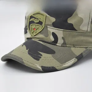 Detail der Camouflage-Militärkappe mit Waldmuster und hochwertiger Adler-Stickerei
