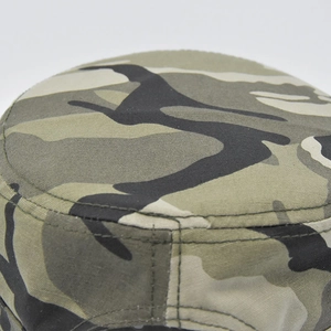 Detailaufnahme der verstärkten Nähte auf der Camouflage Flat-Top Militär-Baumwollmütze