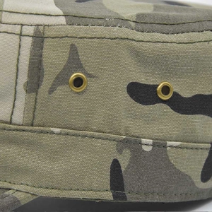 Detail der Camouflage-Flachkappe mit atmungsaktiven Messingösen und robustem Baumwollstoff