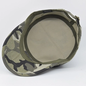Detailansicht der Camouflage Flatcap Innenseite mit Baumwolletikett und Metallschnalle