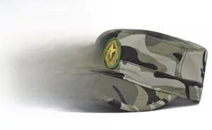 Detailansicht der Sternbestickung auf der Camouflage Militärmütze aus Baumwolle