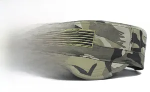 Détail de la casquette militaire camouflage avec écusson drapeau américain brodé sur coton
