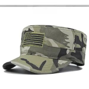 Détail de l'écusson drapeau américain brodé 3D sur une casquette militaire camouflage