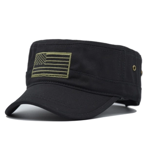 Détail de la casquette tactique en coton noir avec œillets en bronze et écusson drapeau USA