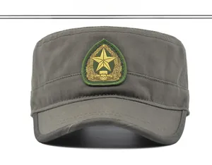 Detaillierte Stickerei mit Goldstern und Ähren auf einer armee-grünen Cadet-Mütze