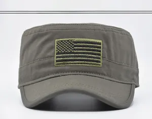 Détail de la broderie drapeau américain 3D sur casquette militaire camouflage en coton
