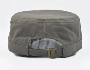 Détail de la casquette militaire verte montrant la boucle réglable et la texture de la toile