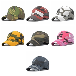 Sortiment von sieben Camouflage-Baseballkappen in verschiedenen Farben als Sonnenschutz