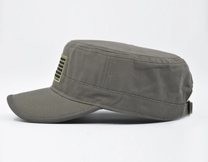 Détail de la casquette camouflage vert armée montrant les coutures et la boucle en métal