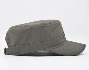 Vue latérale détaillée d'une casquette militaire en coton olive avec boucle métallique
