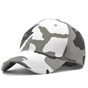 Nahaufnahme der grauen Camouflage-Basecap mit hochwertigen Nähten und sechs Segmenten
