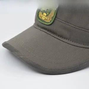 Makroaufnahme einer Camouflage-Militärkappe mit verstärkten Nähten und Sternenstickerei