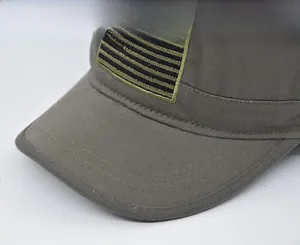 Détail macro de la casquette militaire en coton olive avec broderie drapeau 3D