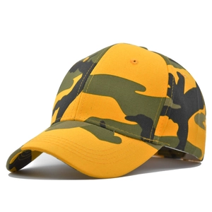 Detailaufnahme der Camouflage-Baseballkappe mit gelb-grünem Muster und Luftlöchern