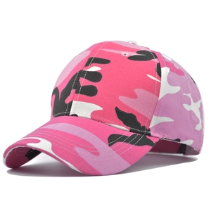 Detailaufnahme der rosa Camouflage-Baseballkappe mit gebogener Krempe und Belüftung