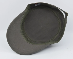 Détail de l'intérieur d'une casquette cadet en coton avec coutures, étiquette et sangle