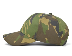 Detail der Camouflage Baseballkappe mit Sechs-Panel-Struktur und gebogenem Schirm