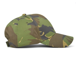 Detail einer Dschungel-Camo Baseballkappe mit robuster Stoffstruktur und verstärkten Nähten