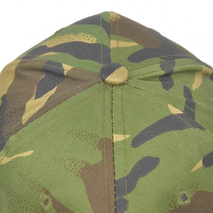 Detailaufnahme der Camouflage-Baseballkappe mit strapazierfähigem Köperstoff und festen Nähten