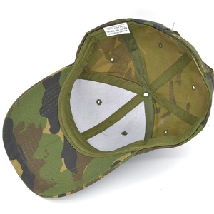 Detailansicht der Innenseite einer Baumwoll-Camouflage-Kappe mit Nähten und Baumwoll-Etikett