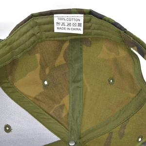Detailansicht der Innenseite der Camo-Kappe mit 100% Baumwolletikett und sauberen Nähten