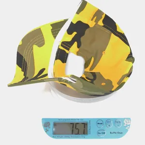 Nahaufnahme einer Camouflage-Basecap, die 75,7 g auf einer Digitalwaage wiegt