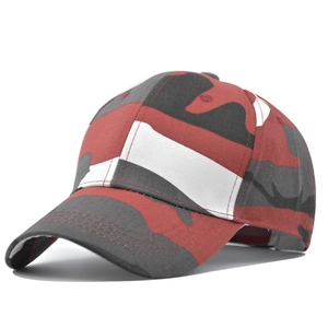 Modische Camouflage-Baseballkappe in Rot mit gebogenem Schirm und 45-Grad-Seitenansicht